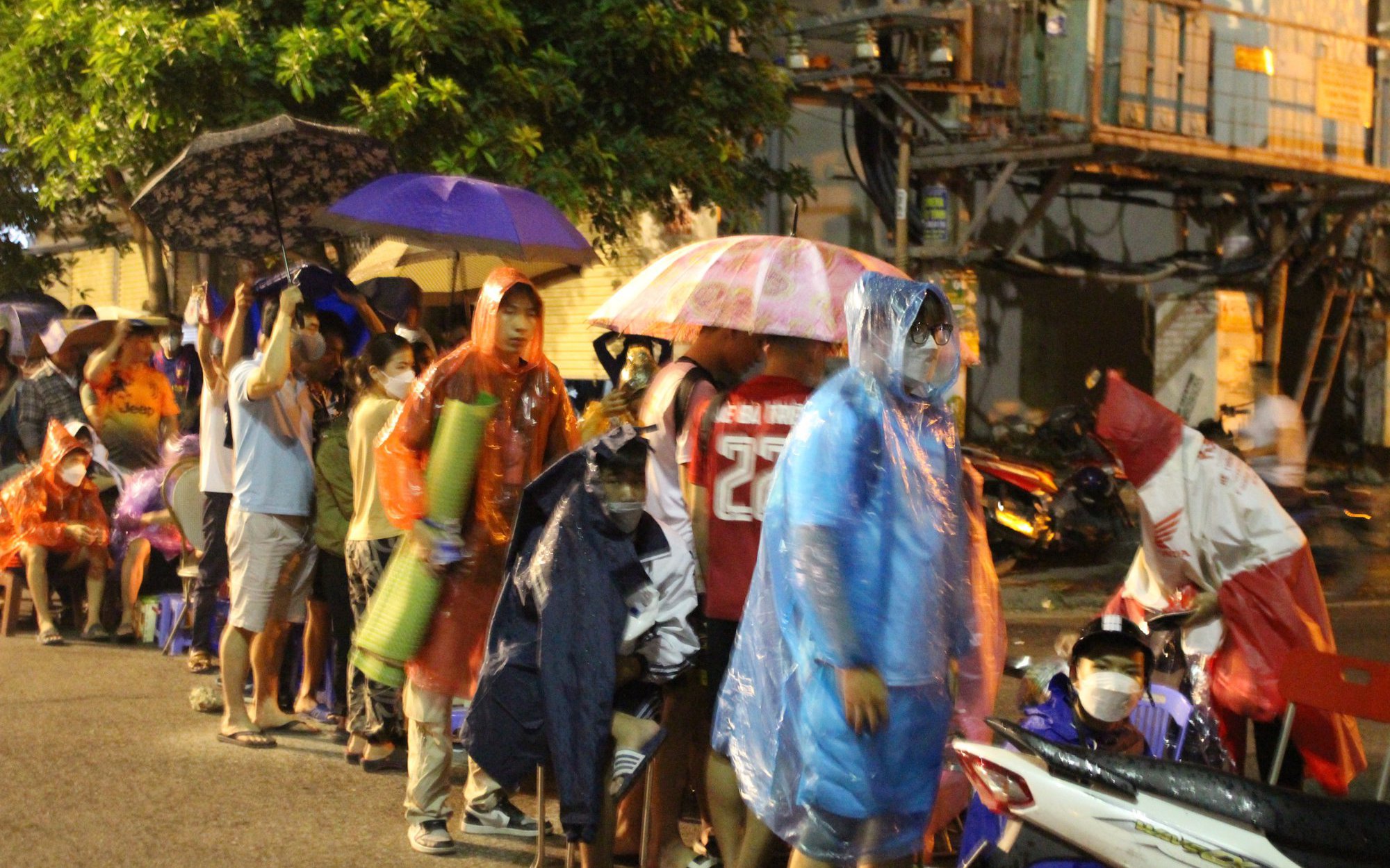 Quảng Ninh: Hình ảnh người hâm mộ đội mưa thức thâu đêm chờ nhận vé chung kết bóng đá nữ