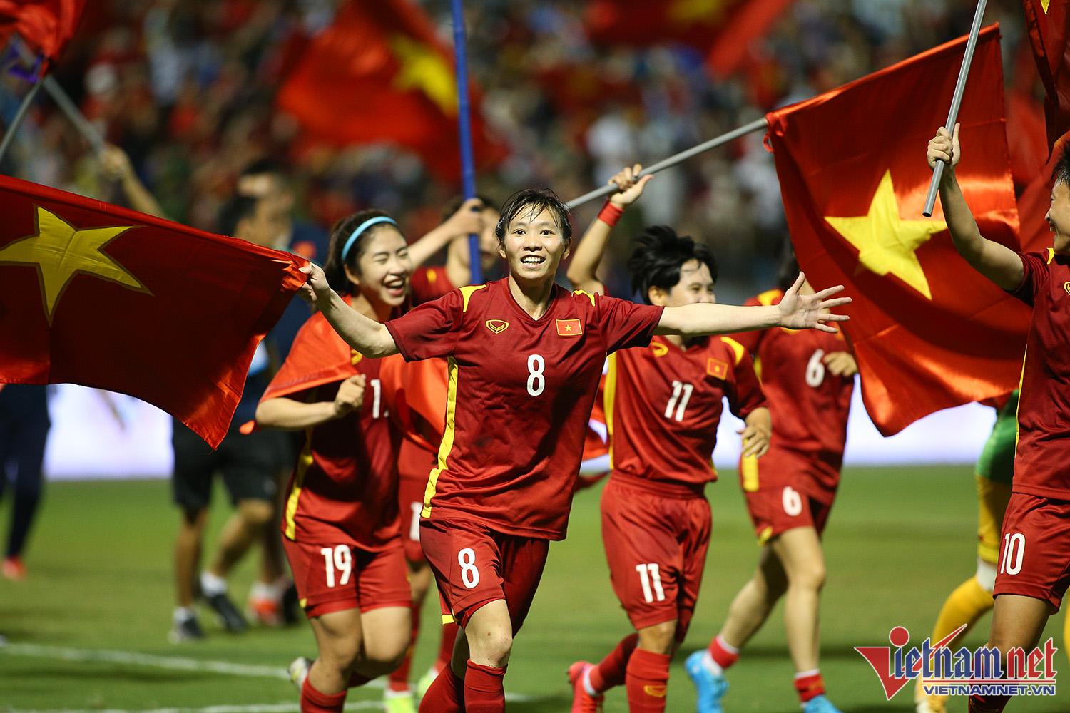 Xúc động hình ảnh cầu thủ nữ Việt Nam cắm cờ Tổ quốc trên bục nhận huy chương - Ảnh 6.