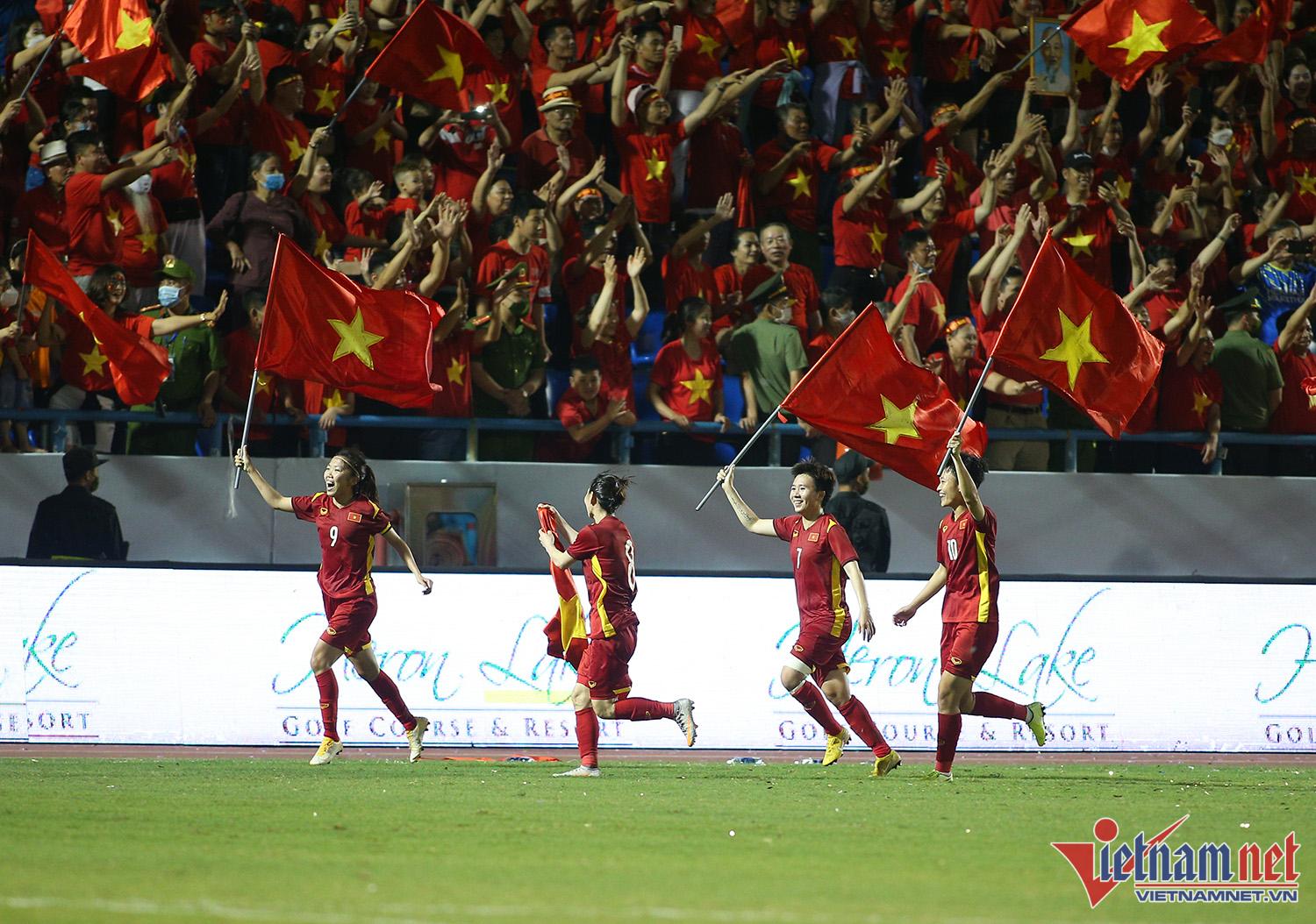Xúc động hình ảnh cầu thủ nữ Việt Nam cắm cờ Tổ quốc trên bục nhận ...
