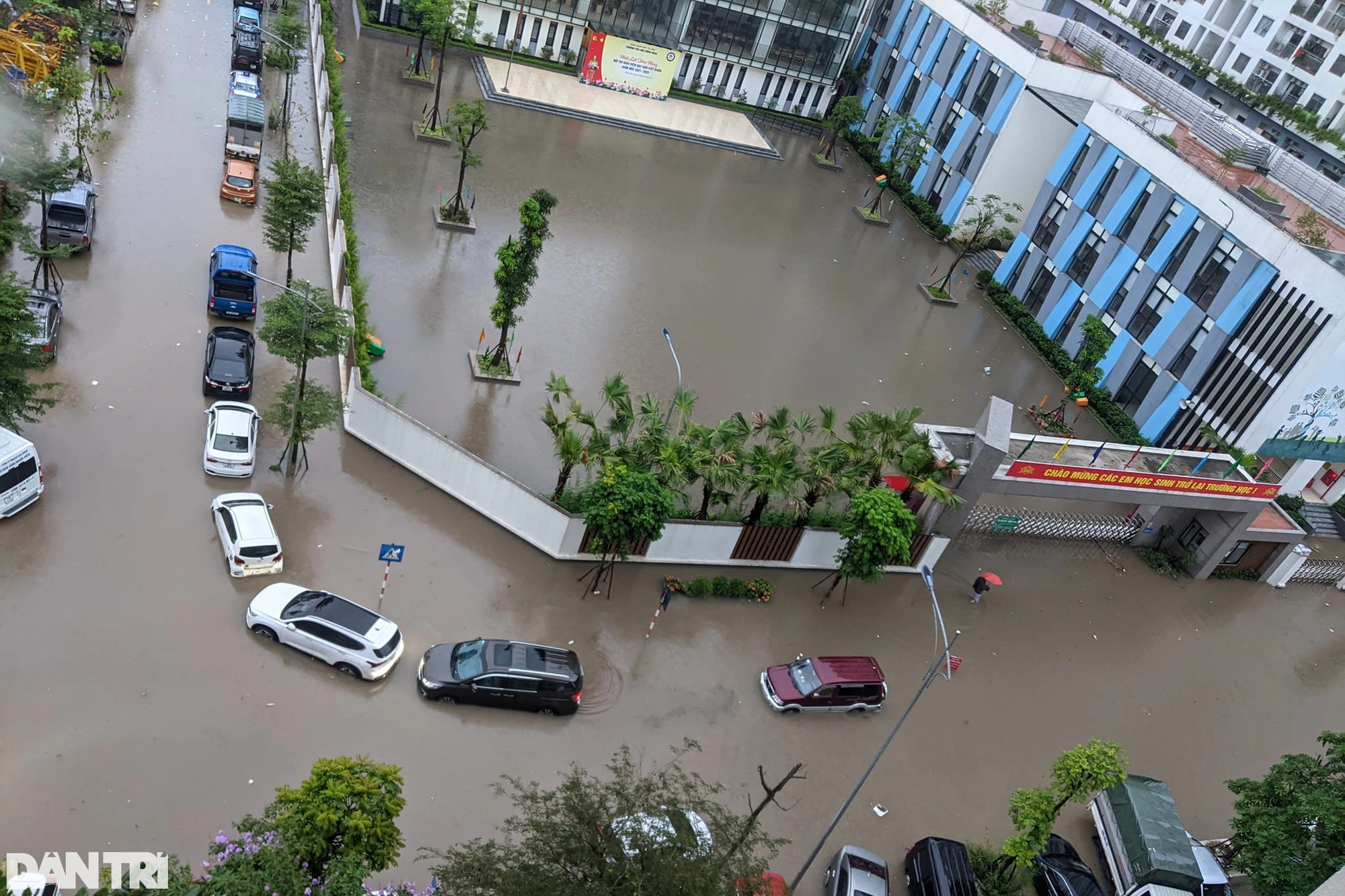 Ô tô &quot;bơi&quot; trên phố Hà Nội, nhiều tỉnh thành ngập nặng vì mưa lớn - Ảnh 1.