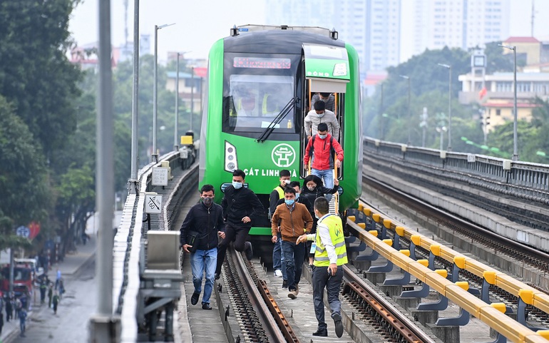 Tin sáng 24/5: Tàu Cát Linh đột ngột dừng trong mưa dông, lãnh đạo Metro Hà Nội nói gì?; 33 tấn xoài bị đổ tràn đường, tài xế bất ngờ khi được giúp quá nhiệt tình