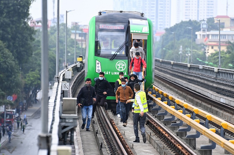 Tin sáng 24/5: Tàu Cát Linh đột ngột dừng trong mưa dông, lãnh đạo Metro Hà Nội nói gì?; 33 tấn xoài bị đổ tràn đường, tài xế bất ngờ khi được giúp quá nhiệt tình - Ảnh 4.