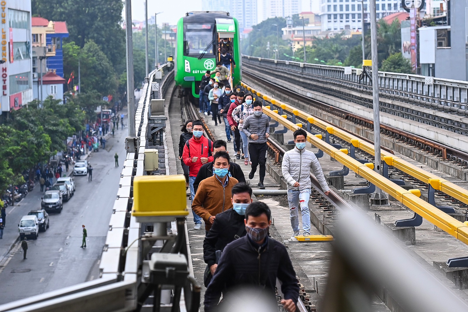 Tàu Cát Linh - Hà Đông đột ngột dừng khi gặp mưa lớn - Ảnh 1.