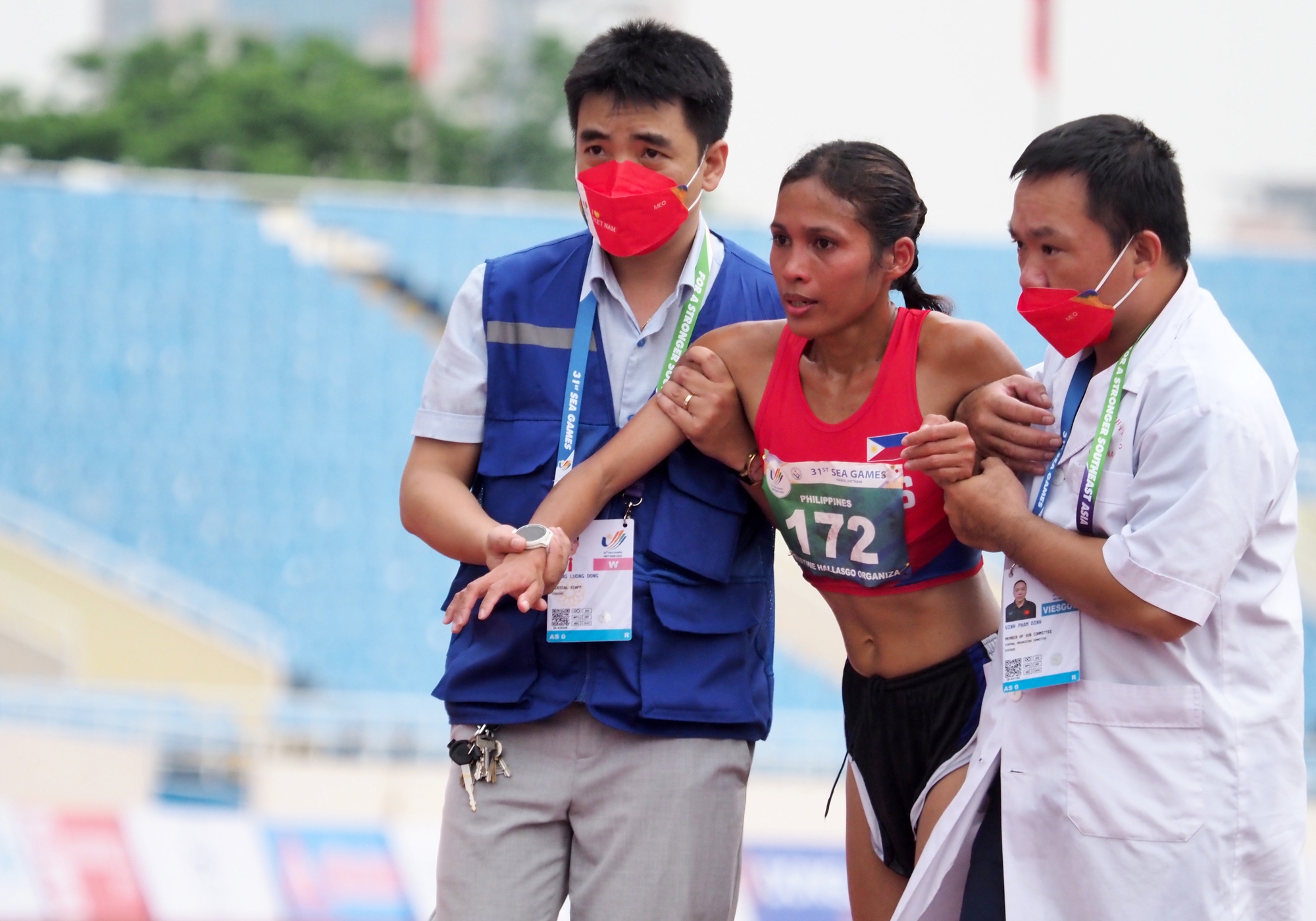 Những “chiến sĩ áo trắng” tại SEA Games 31 - Ảnh 3.