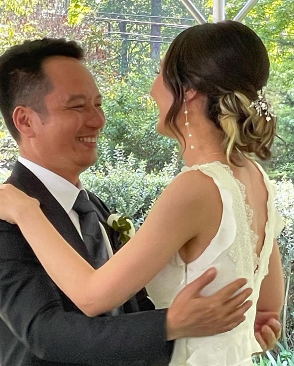 Đám cưới Anna Trương, con gái nhạc sĩ Anh Quân - Mỹ Linh ở nước ngoài: Cô dâu chú rể đẹp như tranh - Ảnh 2.