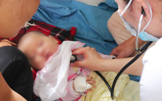 Nhập viện điều trị hậu COVID-19, 2 bé sơ sinh phát hiện bệnh lý nguy hiểm
