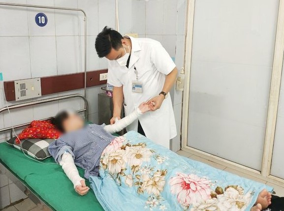 Thiếu nữ Tuyên Quang bỏng nặng khi chùm bóng bay trên tay phát nổ, BS khuyến cáo cẩn trọng mùa bế giảng - Ảnh 1.