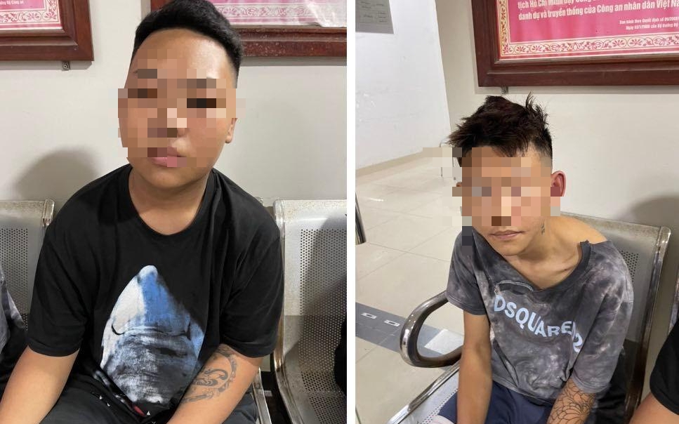 Hai thanh niên 'choai choai' đập vỡ chai bia làm hung khí đi cướp