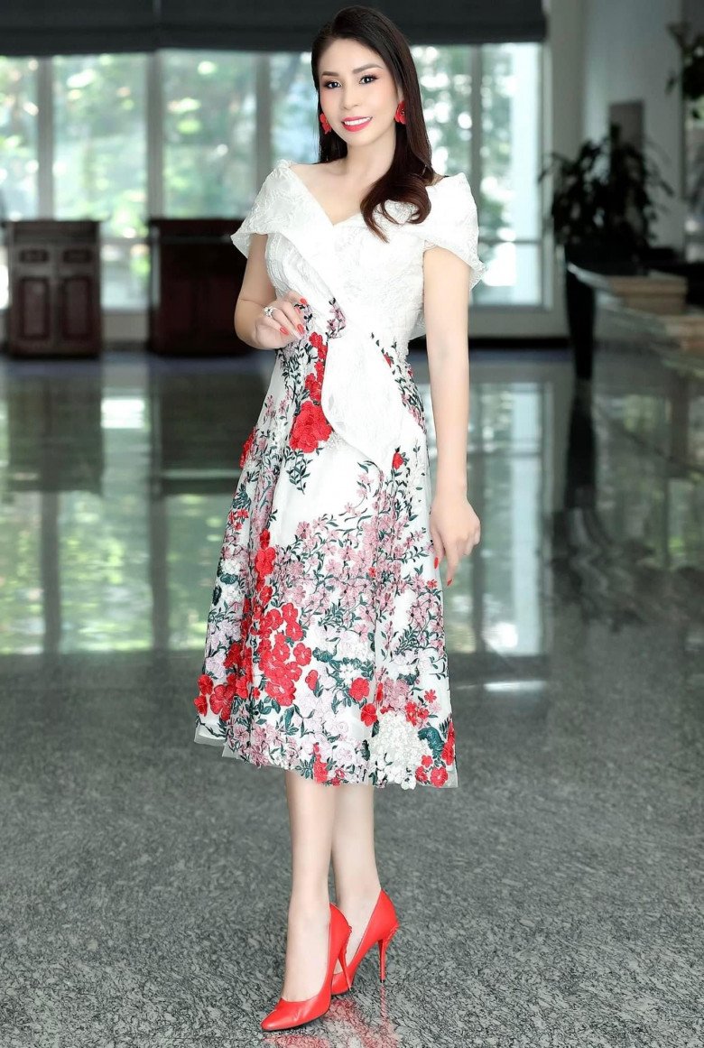 Nhan sắc xinh đẹp cùng phong cách thời trang tươi trẻ U50 của em gái Lý Hùng - Ảnh 6.