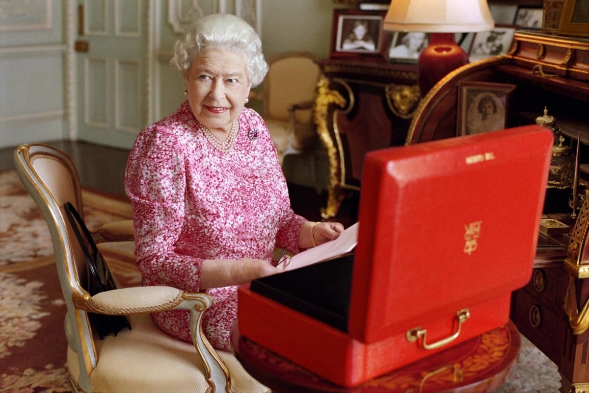 Bí quyết trường thọ của Nữ hoàng Elizabeth II ở tuổi 96: ăn đủ 4 bữa, tránh 1 hành vi để níu giữ làn da không tuổi - Ảnh 3.