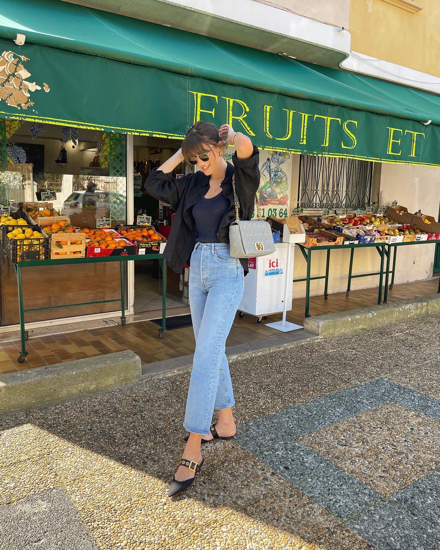 Quý cô người Pháp diện quần jeans ống đứng xuyên mùa hè, gợi ý 11 cách mặc siêu hợp nàng 30  - Ảnh 2.