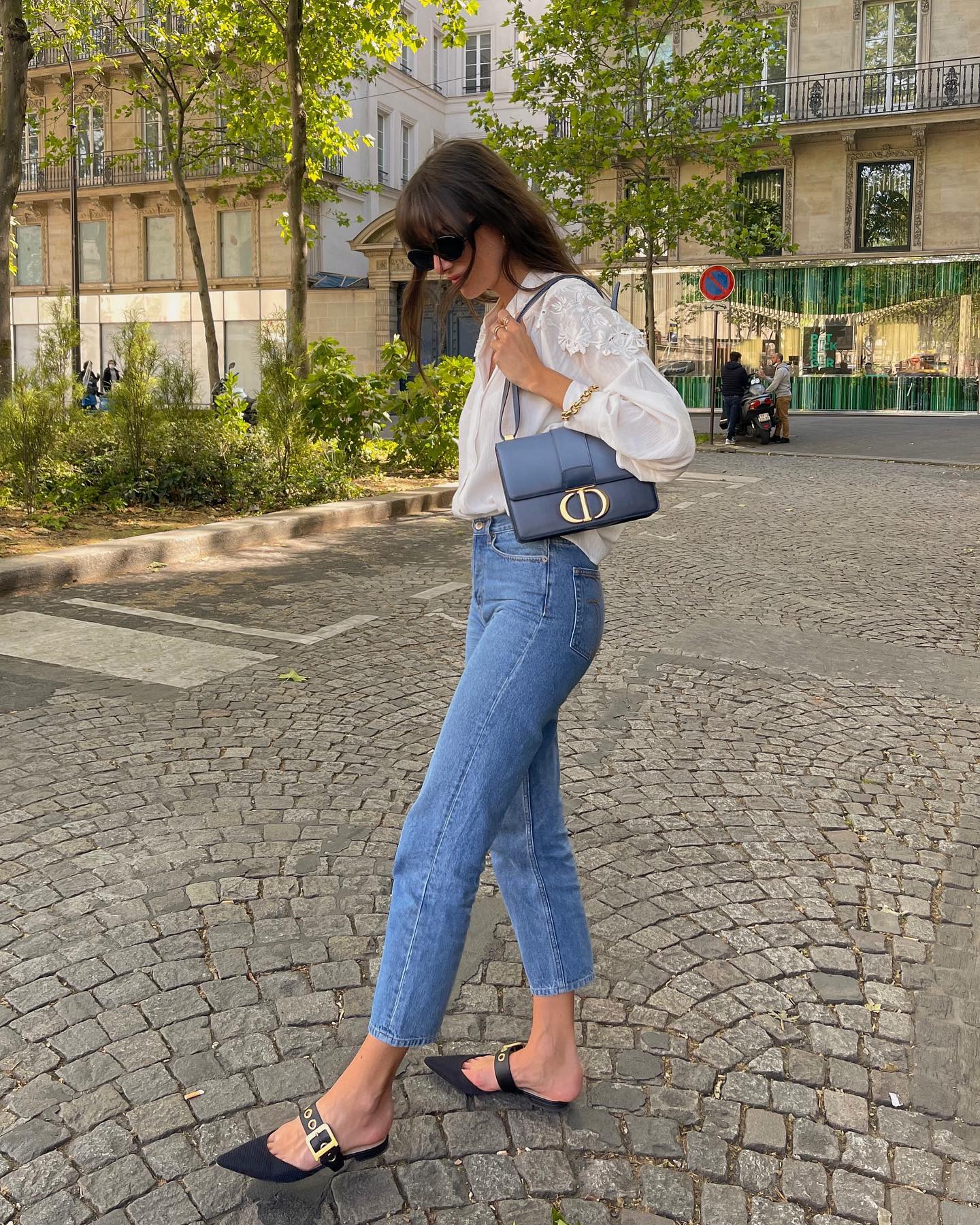 Quý cô người Pháp diện quần jeans ống đứng xuyên mùa hè, gợi ý 11 cách mặc siêu hợp nàng 30  - Ảnh 3.