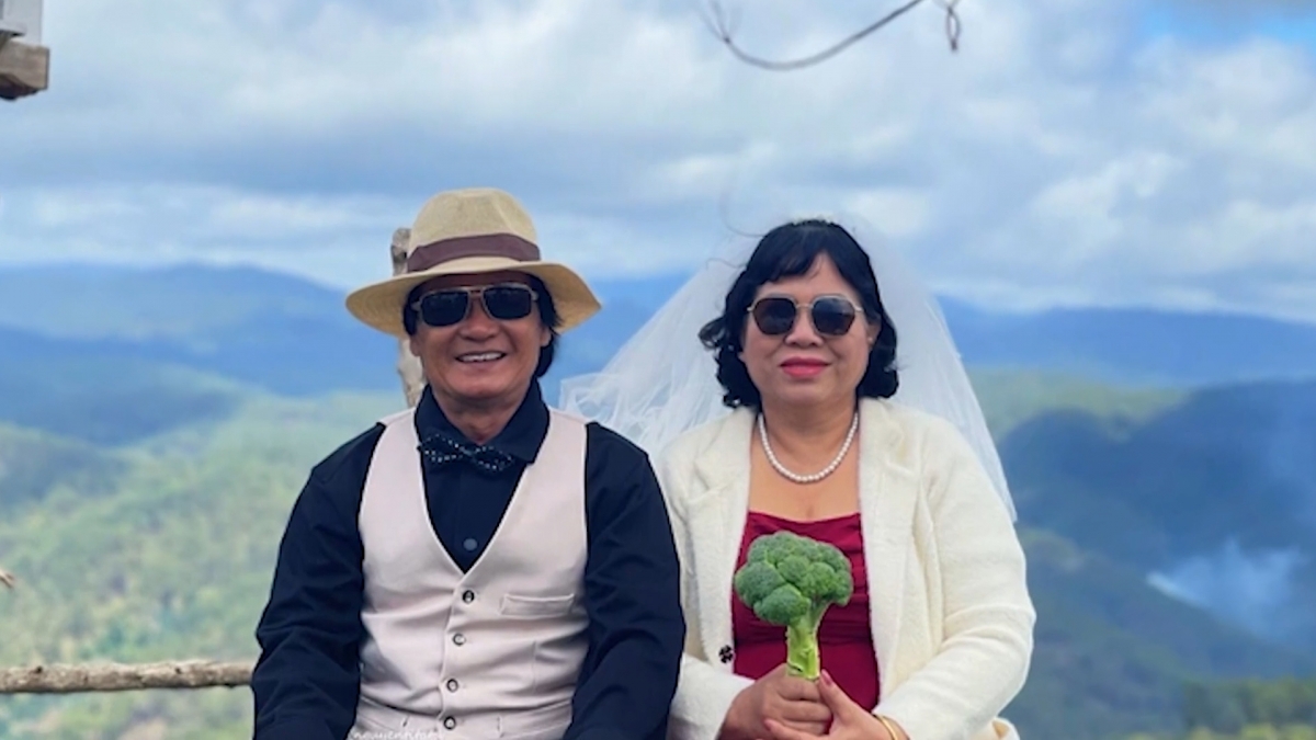 17 năm &quot;yêu xa&quot; và cái kết viên mãn của chuyện tình chàng lơ xe và cô hoa khôi - Ảnh 1.