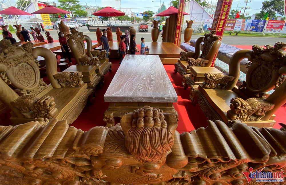 Những bộ bàn ghế gỗ nghìn năm tuổi giá tiền tỷ, đại gia mới dám tậu - Ảnh 2.