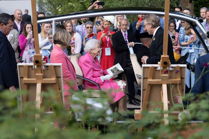 Nữ hoàng Anh rạng rỡ xuất hiện trong sự kiện yêu thích với chi tiết đầy xúc động  - Ảnh 1.