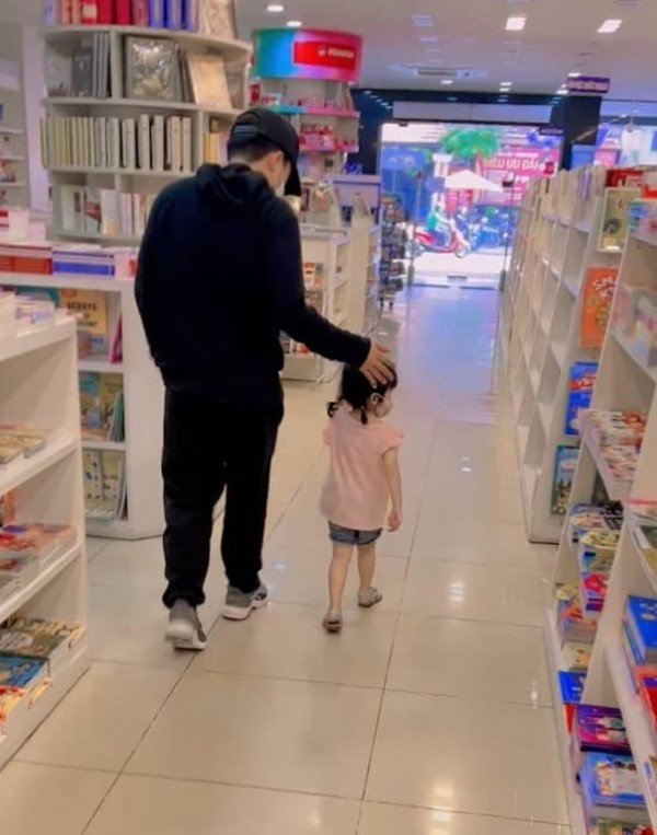 Con gái Nhã Phương Trường Giang ăn vạ giữa siêu thị khi không được mua món đồ yêu thích - Ảnh 3.