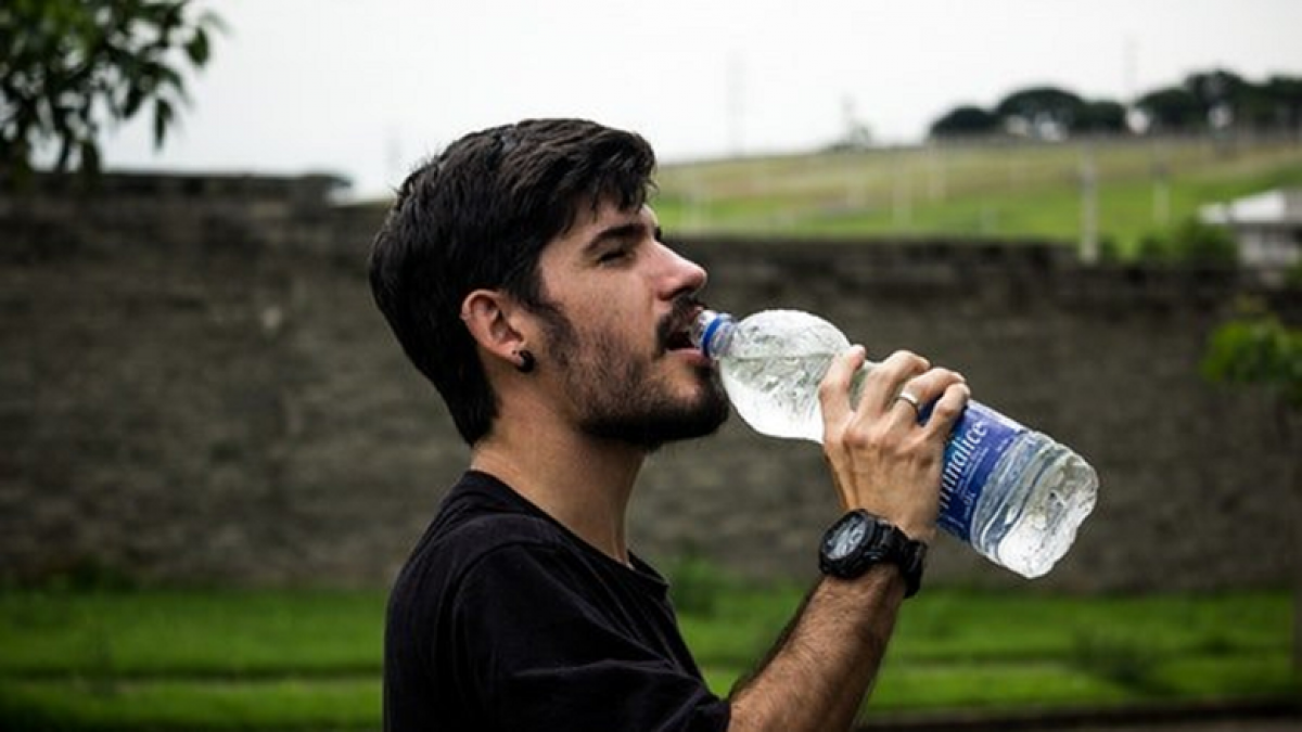 Uống quá nhiều nước ảnh hưởng như thế nào đến huyết áp? - Ảnh 1.