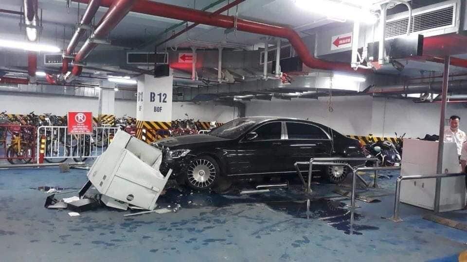 Mercedes Maybach tông loạt xe máy dưới hầm chung cư, một người bị thương - Ảnh 2.