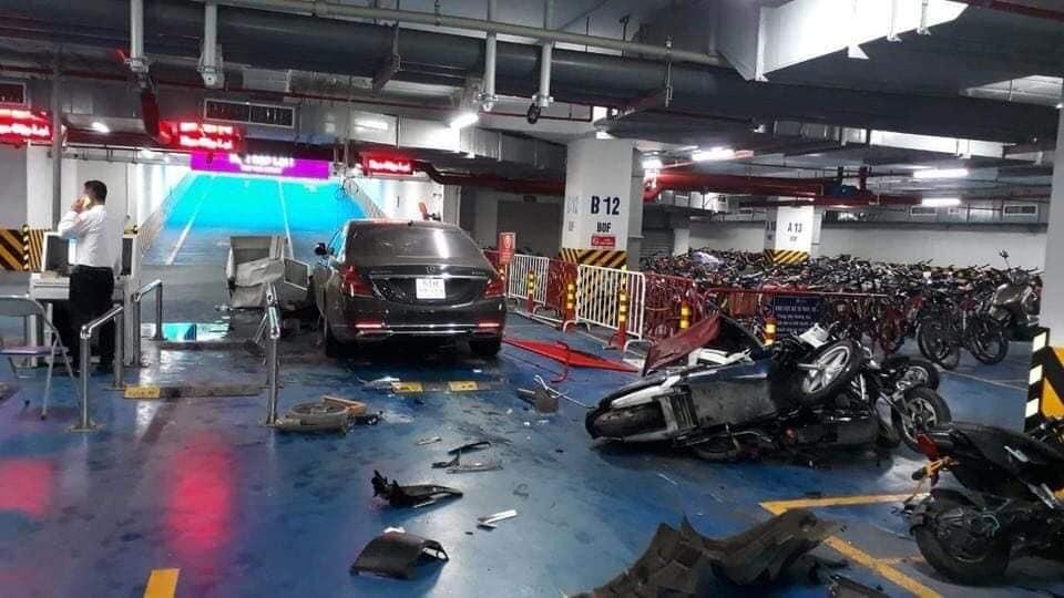 Mercedes Maybach tông loạt xe máy dưới hầm chung cư, một người bị thương - Ảnh 1.