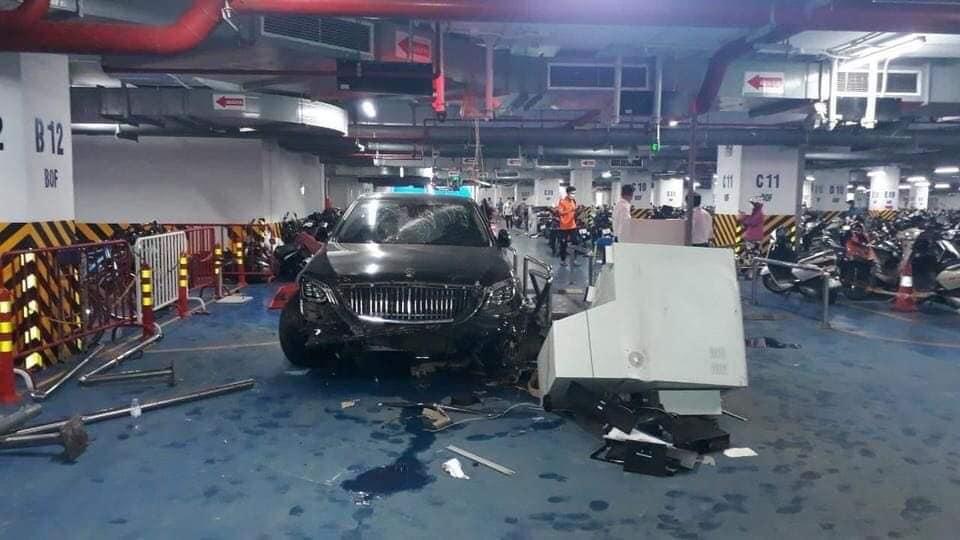 Mercedes Maybach tông loạt xe máy dưới hầm chung cư, một người bị thương - Ảnh 3.