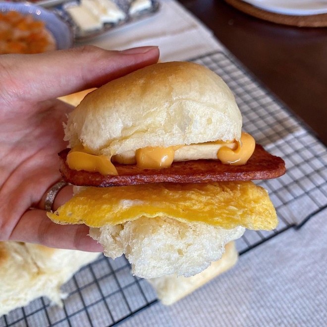 Nàng dâu tỷ phú Tăng Thanh Hà làm "bánh mì dép tông" lạ lẫm, chồng đại gia có động thái đáng yêu - Ảnh 11.