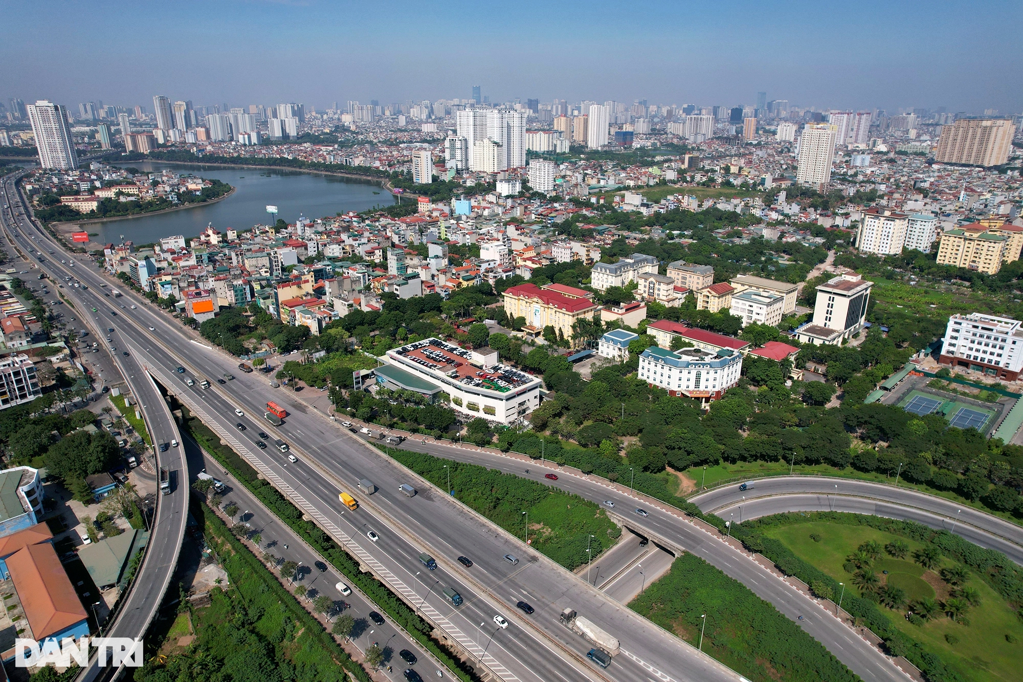 Tin sáng 29/5: Người có hành vi bạo lực gia đình có thể bị cấm tiếp xúc trong 3 ngày; cụ ông 83 tuổi lái ô tô bon bon trên đường, luật cho phép hay không?  - Ảnh 4.