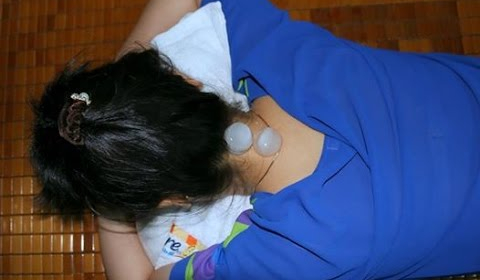 Mỗi ng&agrave;y đặt 1 vi&ecirc;n đ&aacute; lạnh v&agrave;o g&aacute;y chị em nhận liền 9 thay đổi, ng&agrave;y c&agrave;ng thon thả v&agrave; trẻ ra - Ảnh 1.