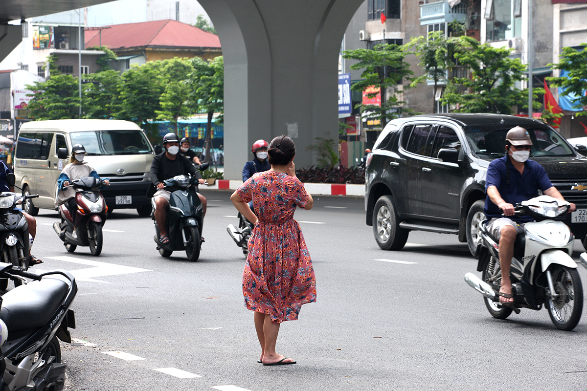 Người đi bộ nớp nớp khi sang đường trên phố Minh Khai mở rộng - Ảnh 1.