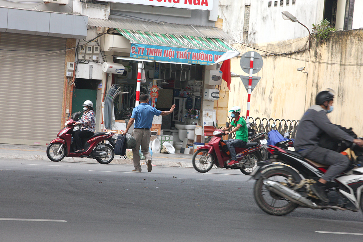 Người đi bộ nớp nớp khi sang đường trên phố Minh Khai mở rộng - Ảnh 10.