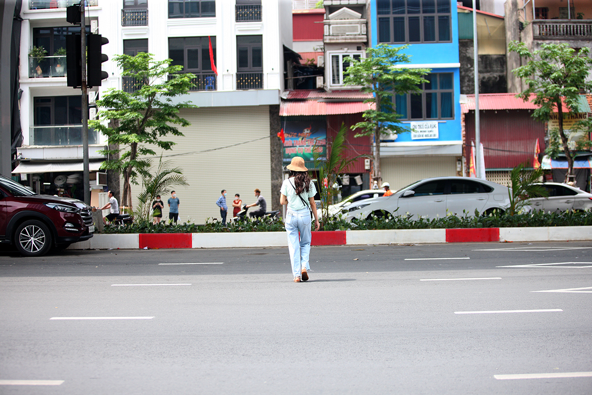 Người đi bộ nớp nớp khi sang đường trên phố Minh Khai mở rộng - Ảnh 7.
