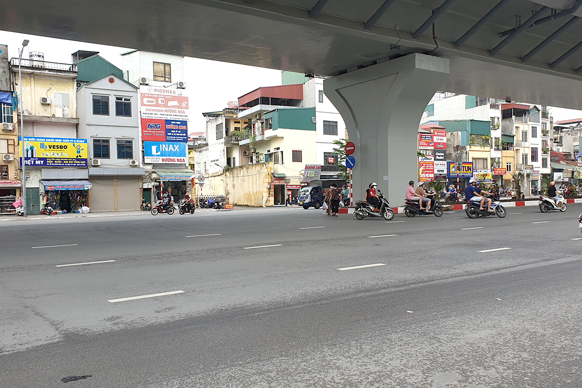 Người đi bộ nớp nớp khi sang đường trên phố Minh Khai mở rộng - Ảnh 8.