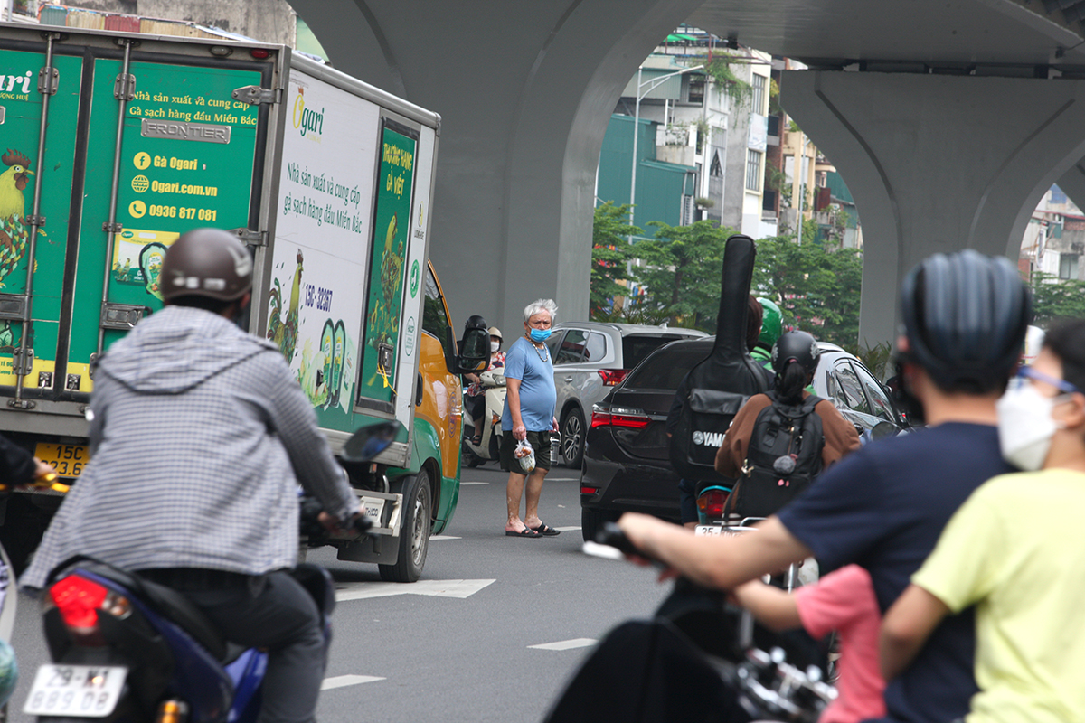Người đi bộ nớp nớp khi sang đường trên phố Minh Khai mở rộng - Ảnh 11.