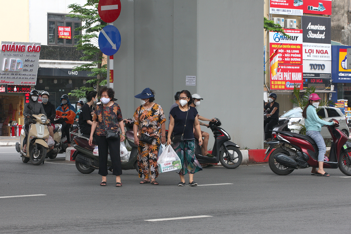 Người đi bộ nớp nớp khi sang đường trên phố Minh Khai mở rộng - Ảnh 4.