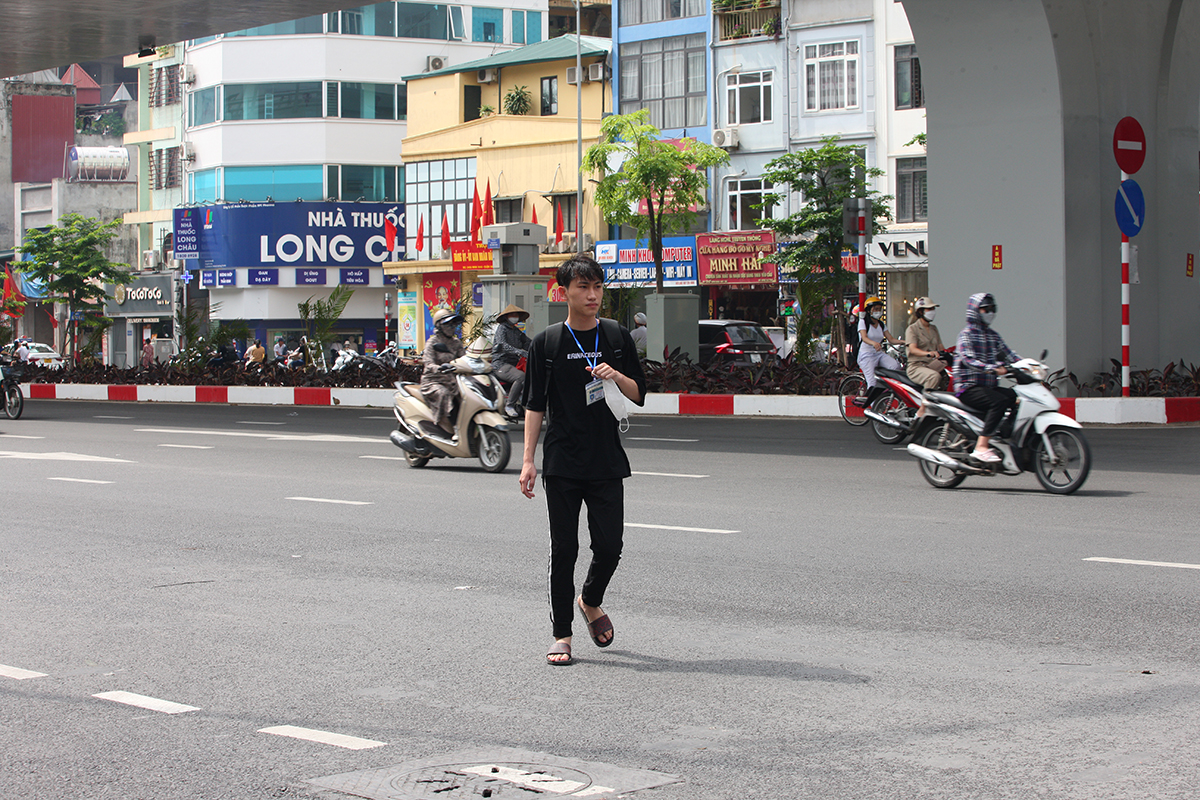 Người đi bộ nớp nớp khi sang đường trên phố Minh Khai mở rộng - Ảnh 3.