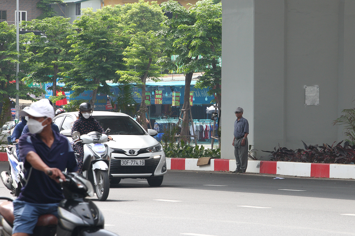 Người đi bộ nớp nớp khi sang đường trên phố Minh Khai mở rộng - Ảnh 2.
