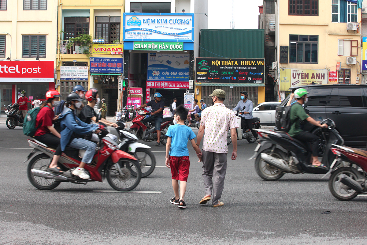 Người đi bộ nớp nớp khi sang đường trên phố Minh Khai mở rộng - Ảnh 5.