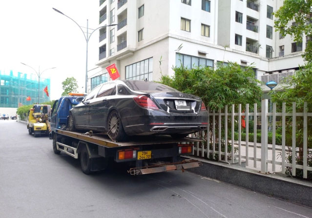 Hiện trường &quot;tan nát&quot; sau vụ Mercedes Maybach tông loạt xe máy ở hầm chung cư, sốc nhất là danh tính tài xế - Ảnh 8.