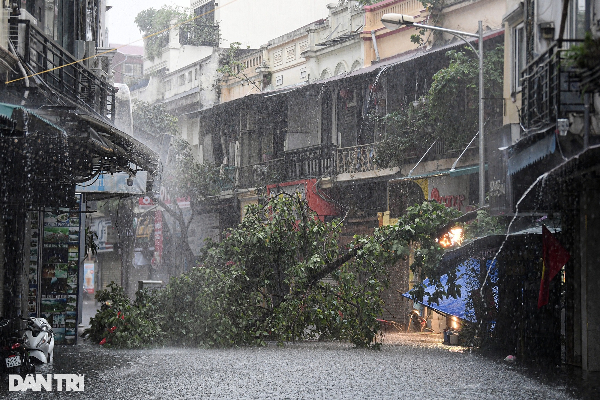 Cận cảnh nhiều xe sang mersedes ngập sâu trong nước sau mưa lớn ở Hà Nội - Ảnh 3.