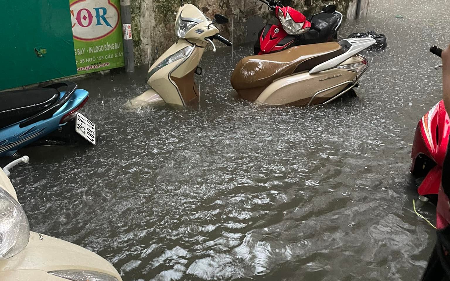 Mưa to đầu giờ chiều, những con phố nào ở Hà Nội đang chìm trong 'biển nước'?