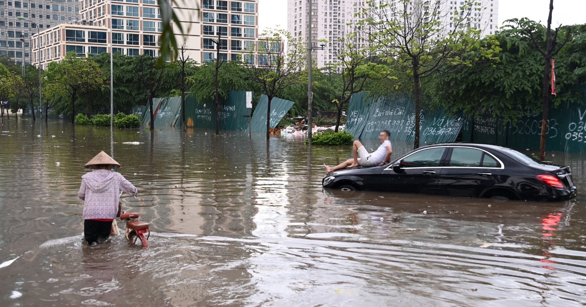 Cận cảnh nhiều xe sang mersedes ngập sâu trong nước sau mưa lớn ở Hà Nội