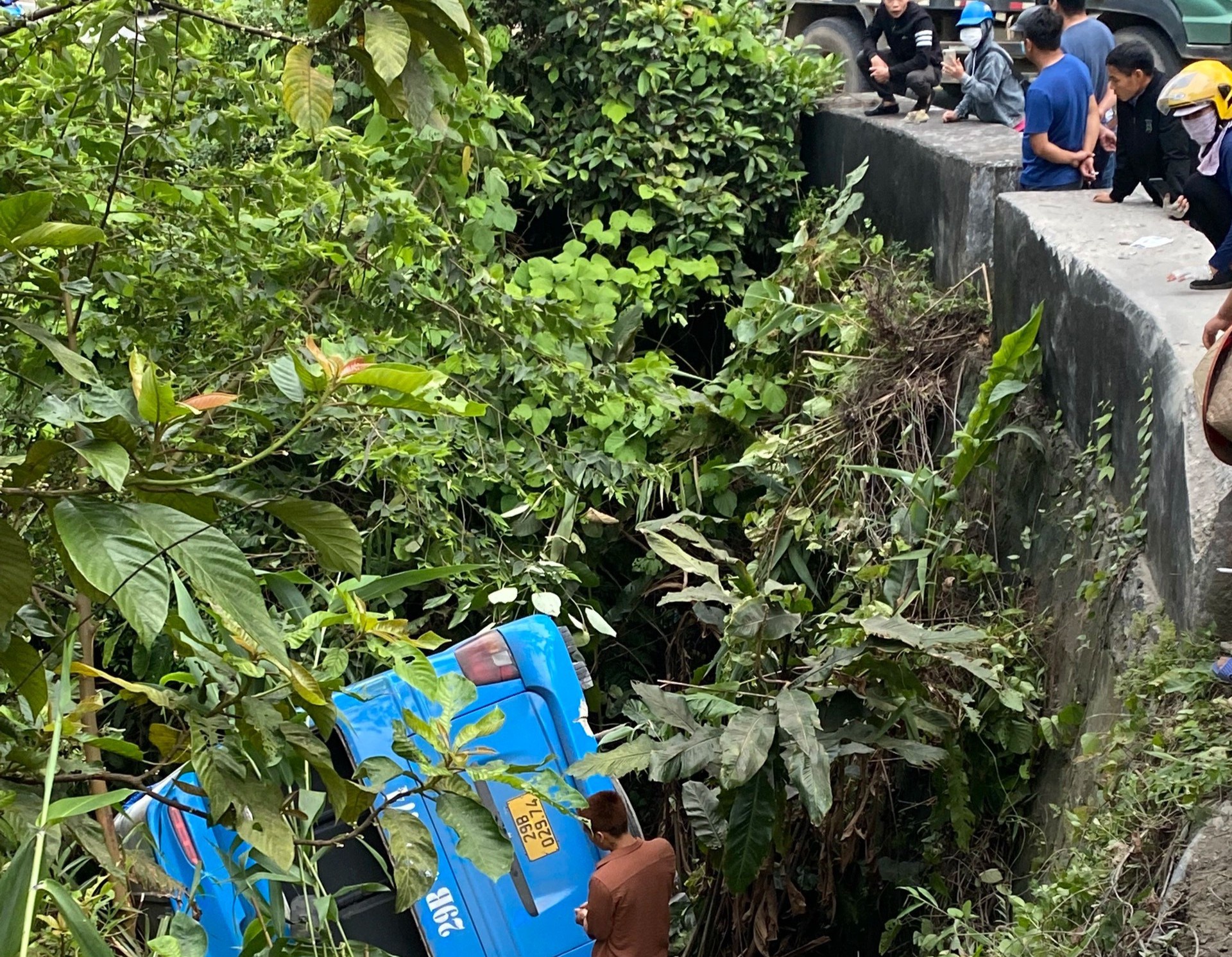 Ôtô khách chở 30 người lao xuống vực ở Tam Đảo - Ảnh 1. Ôtô khách chở 30 người lao xuống vực ở Tam Đảo - Ảnh 1.