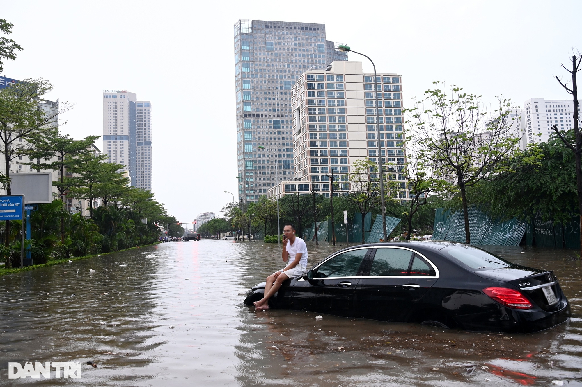 Cận cảnh nhiều xe sang mersedes ngập sâu trong nước sau mưa lớn ở Hà Nội - Ảnh 5.