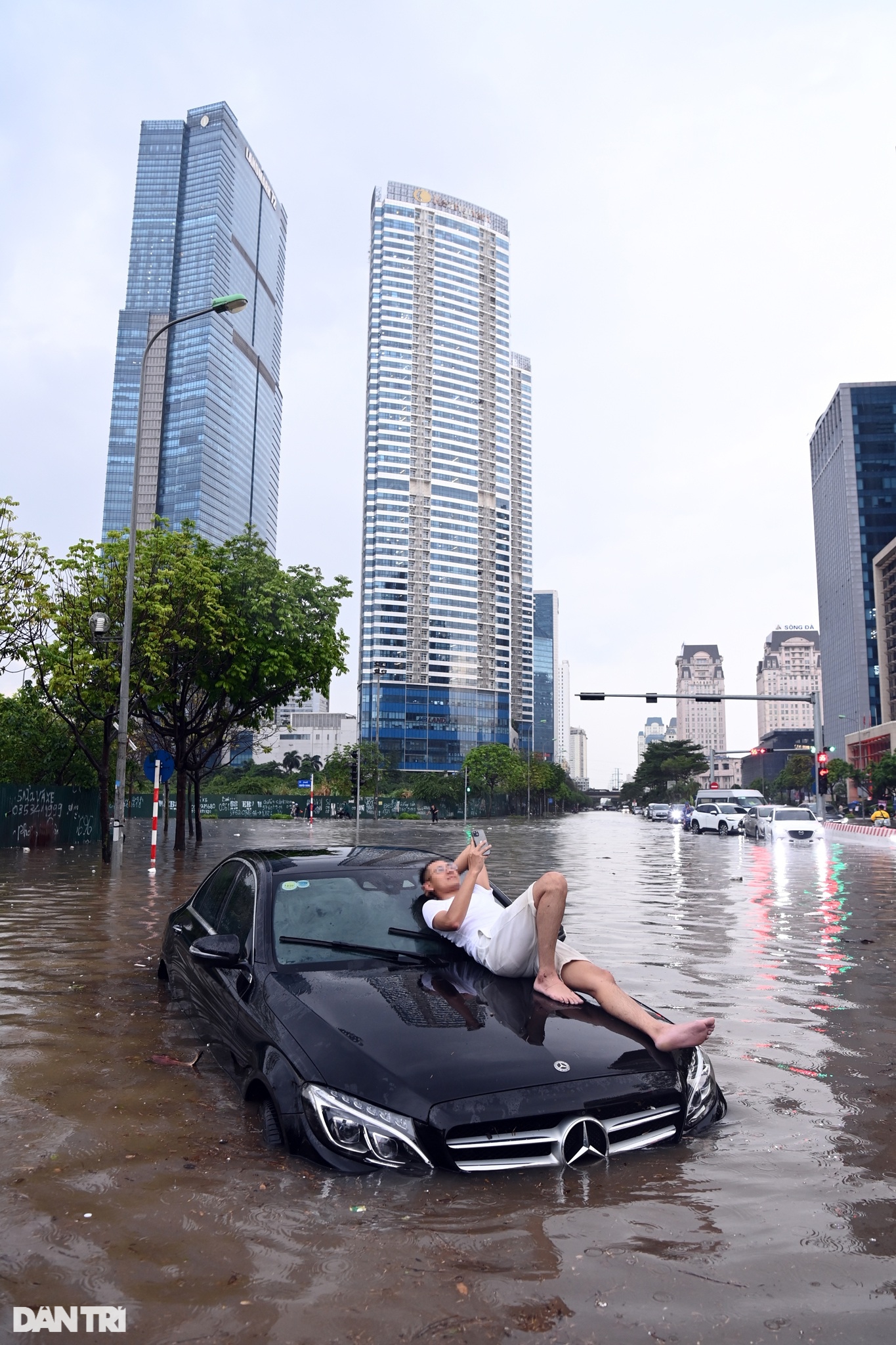 Cận cảnh nhiều xe sang mersedes ngập sâu trong nước sau mưa lớn ở Hà Nội - Ảnh 4.