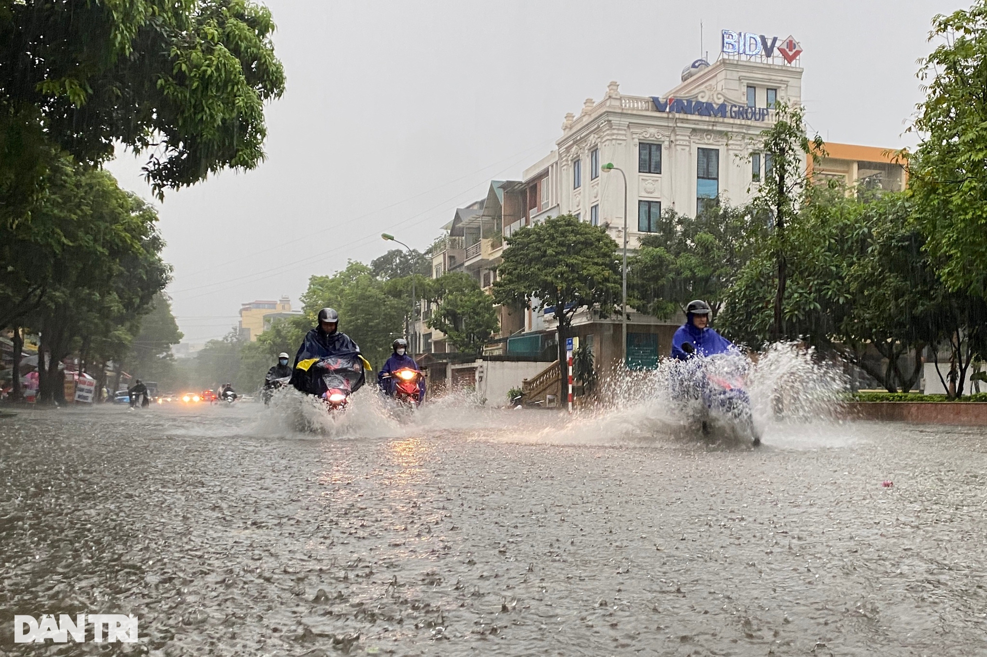 Cận cảnh nhiều xe sang mersedes ngập sâu trong nước sau mưa lớn ở Hà Nội - Ảnh 2.