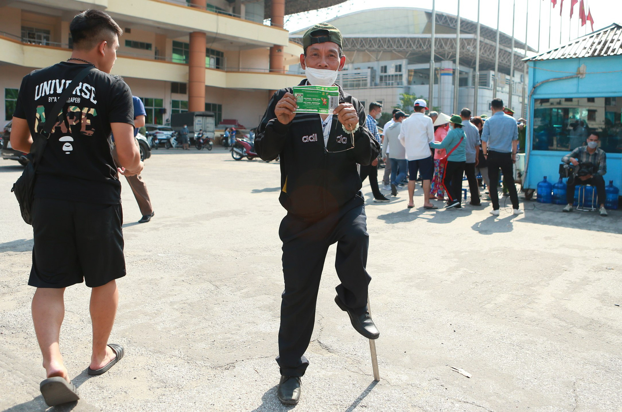 Dân phe lộng hành trong ngày vé xem U23 Việt Nam được bán - Ảnh 9.