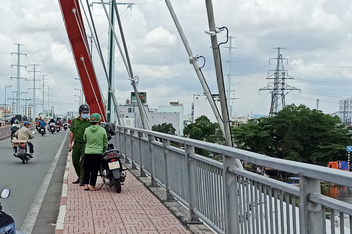 Người d&acirc;n ch&egrave;o ghe cứu c&ocirc; g&aacute;i nhảy s&ocirc;ng S&agrave;i G&ograve;n - Ảnh 2.