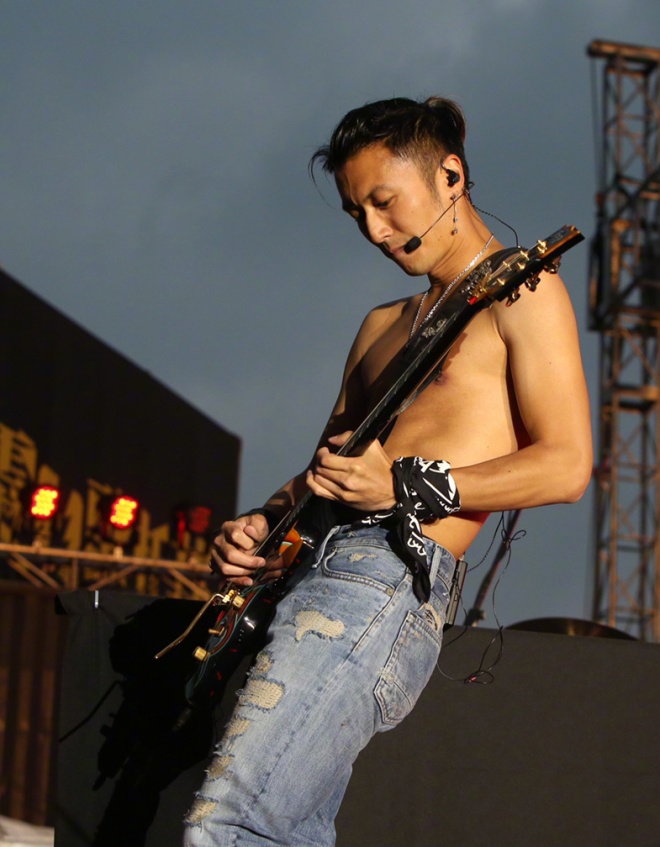 42 tuổi, Tạ Đình Phong tự nhận mình già nhưng vẫn khiến fan chết lặng khi cởi áo - Ảnh 2.