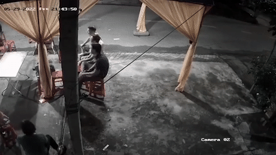 Ôtô lao vào rạp đám tang ven đường - Ảnh 1. Ôtô lao vào rạp đám tang ven đường - Ảnh 1.