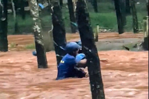 2 người đàn ông mắc kẹt giữa dòng nước xiết - Ảnh 1. 2 người đàn ông mắc kẹt giữa dòng nước xiết - Ảnh 1.