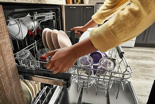 Than thở máy rửa bát làm đồ thủy tinh vẩn đục, chị gái được dân mạng bày cách xử lý - Ảnh 2. Than thở máy rửa bát làm đồ thủy tinh vẩn đục, chị gái được dân mạng bày cách xử lý - Ảnh 2.